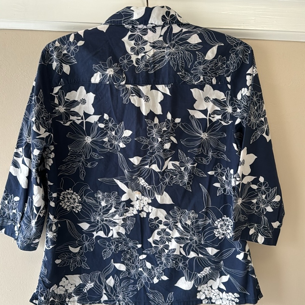 White pants & blue & white embroidered blouse - Picture 12 of 14